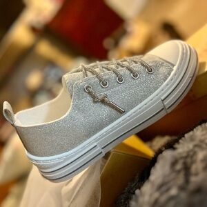 Brand new very G sparkling strings silver glitter sneakers sz 8